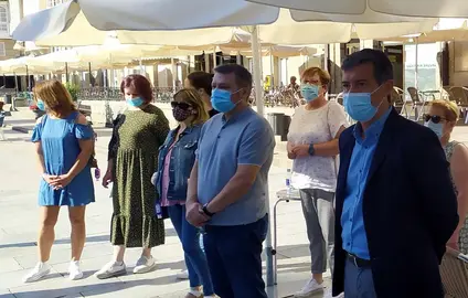Leopoldo Rodr&iacute;guez (centro) durante a homenaxe &aacute;s v&iacute;timas da covid na Residencia o pasado 11 de setembro en Celanova xunto ao deputado do BNG Iago Tabar&eacute;s. @BNG
