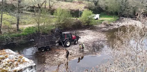 Intervenci&oacute;ns de limpeza no Arnoia a semana pasada.