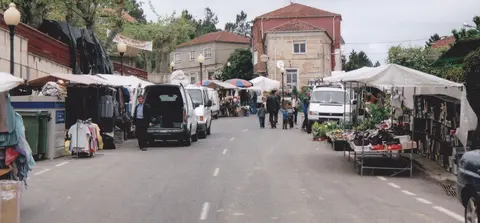 Imaxe dun d&iacute;a de feira en Cartelle