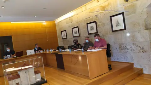 leopoldo rodriguez, en primeiro termo, portavoz nacionalista