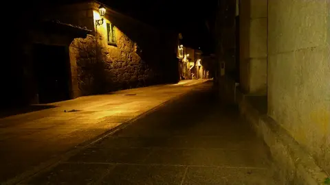 Calleabaixo, este m&eacute;rcores, coa nova iluminaci&oacute;n que critica a veci&ntilde;anza