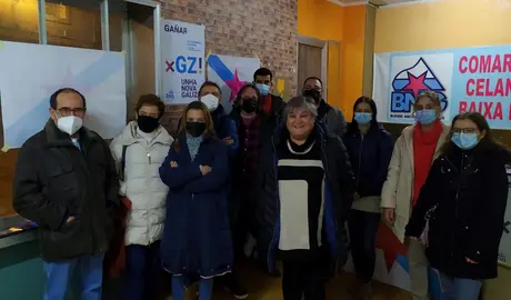 Ernesta Seoane (centro), xunto a membros do novo Consello, onte despois da asemblea.