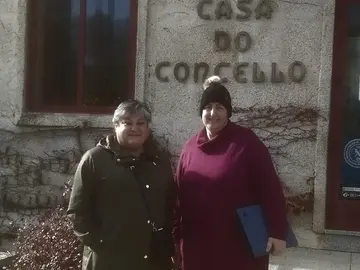 Ernesta Seoane, respons&aacute;bel comarcal do BNG, coa concelleira Teresa Garrido, antes do pleno deste martes na Merca
