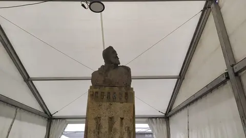 Conxunto memorial a Curros convertido nunha terraza en Celanova (3)