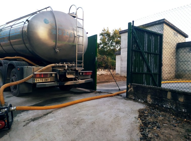 Descarga de auga dun camión cisterna da empresa Vázquez y Arias nun depósito de Ramirás o pasado agosto