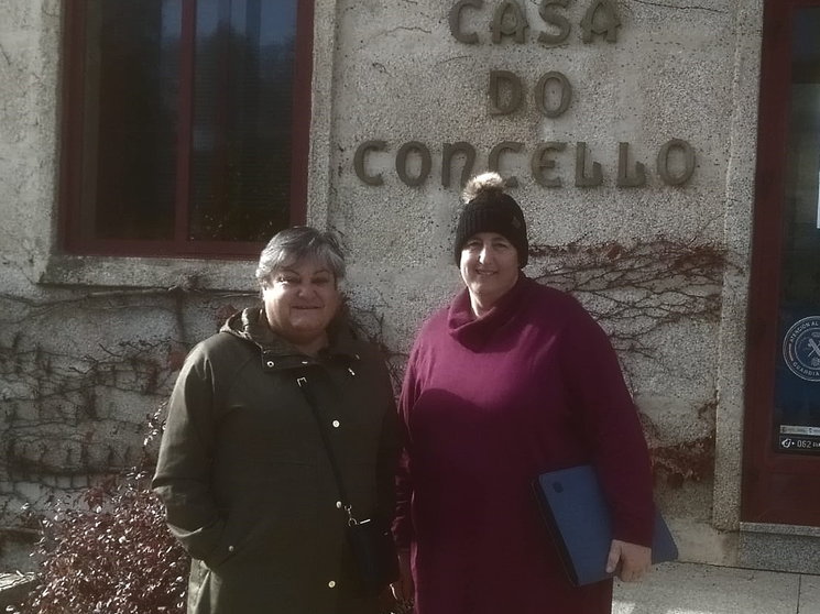 Ernesta Seoane, responsábel comarcal do BNG, coa concelleira Teresa Garrido, antes do pleno deste martes na Merca