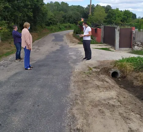inspecci&oacute;n secretario coa alcaldesa e portavoz BNG obras na parroquia Vilame&aacute; (1)