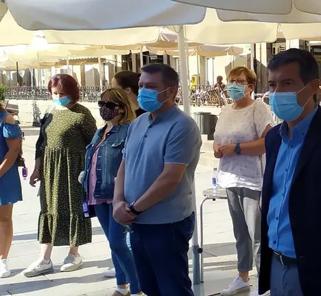 Leopoldo Rodr&iacute;guez (centro) durante a homenaxe &aacute;s v&iacute;timas da covid na Residencia o pasado 11 de setembro en Celanova xunto ao deputado do BNG Iago Tabar&eacute;s. @BNG