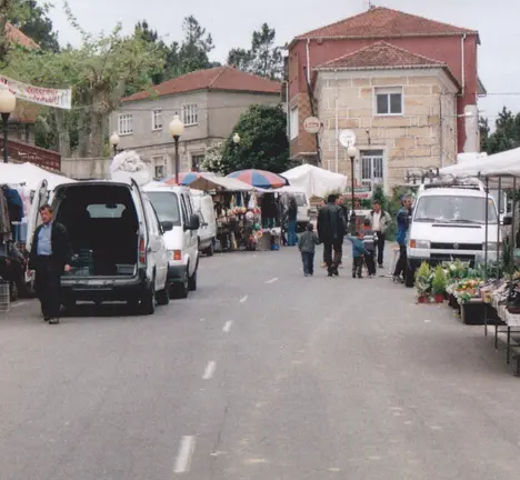 Imaxe dun d&iacute;a de feira en Cartelle