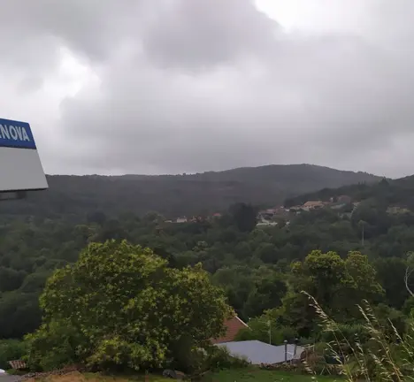 Monte da Neve desde Rial, na parroquia de Amoroce, no concello de Celanova