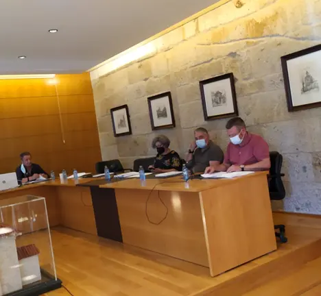 leopoldo rodriguez, en primeiro termo, portavoz nacionalista