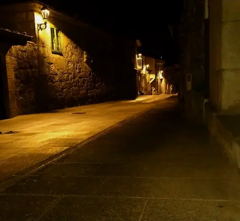 Calleabaixo, este m&eacute;rcores, coa nova iluminaci&oacute;n que critica a veci&ntilde;anza