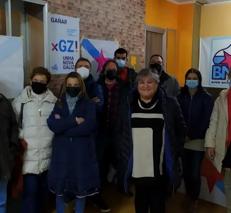 Ernesta Seoane (centro), xunto a membros do novo Consello, onte despois da asemblea.