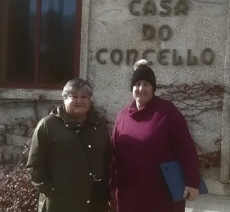 Ernesta Seoane, respons&aacute;bel comarcal do BNG, coa concelleira Teresa Garrido, antes do pleno deste martes na Merca