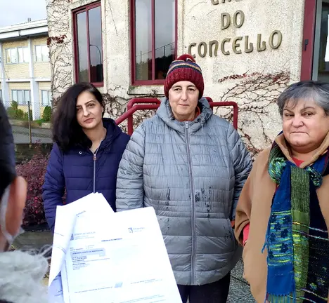 A candidata a alumna de Cartelle (de costas) que presentou a queixa, con Noelia Curras, Teresa Garrido, Ernesta Seoane, diante da Casa do Concello da Merca