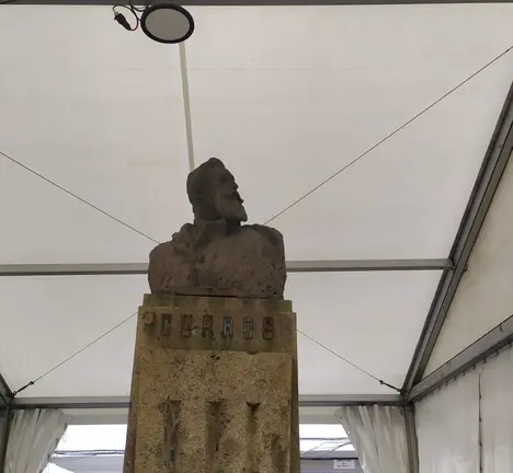 Conxunto memorial a Curros convertido nunha terraza en Celanova (3)