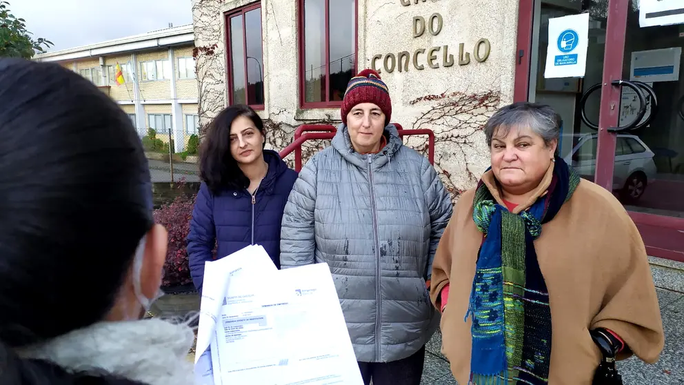 A candidata a alumna de Cartelle (de costas) que presentou a queixa, con Noelia Curras, Teresa Garrido, Ernesta Seoane, diante da Casa do Concello da Merca