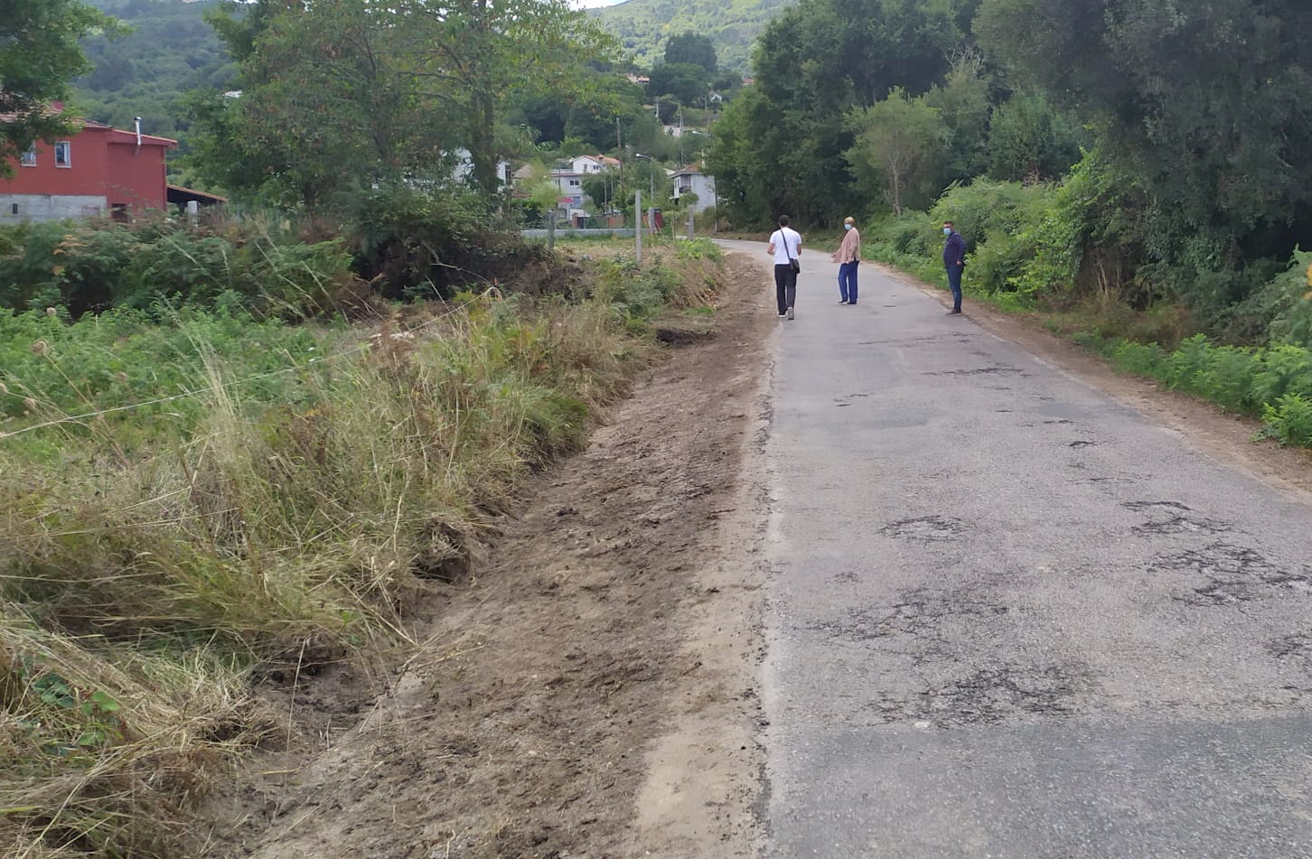 inspección secretario coa alcaldesa e portavoz BNG obras na parroquia Vilameá (2)