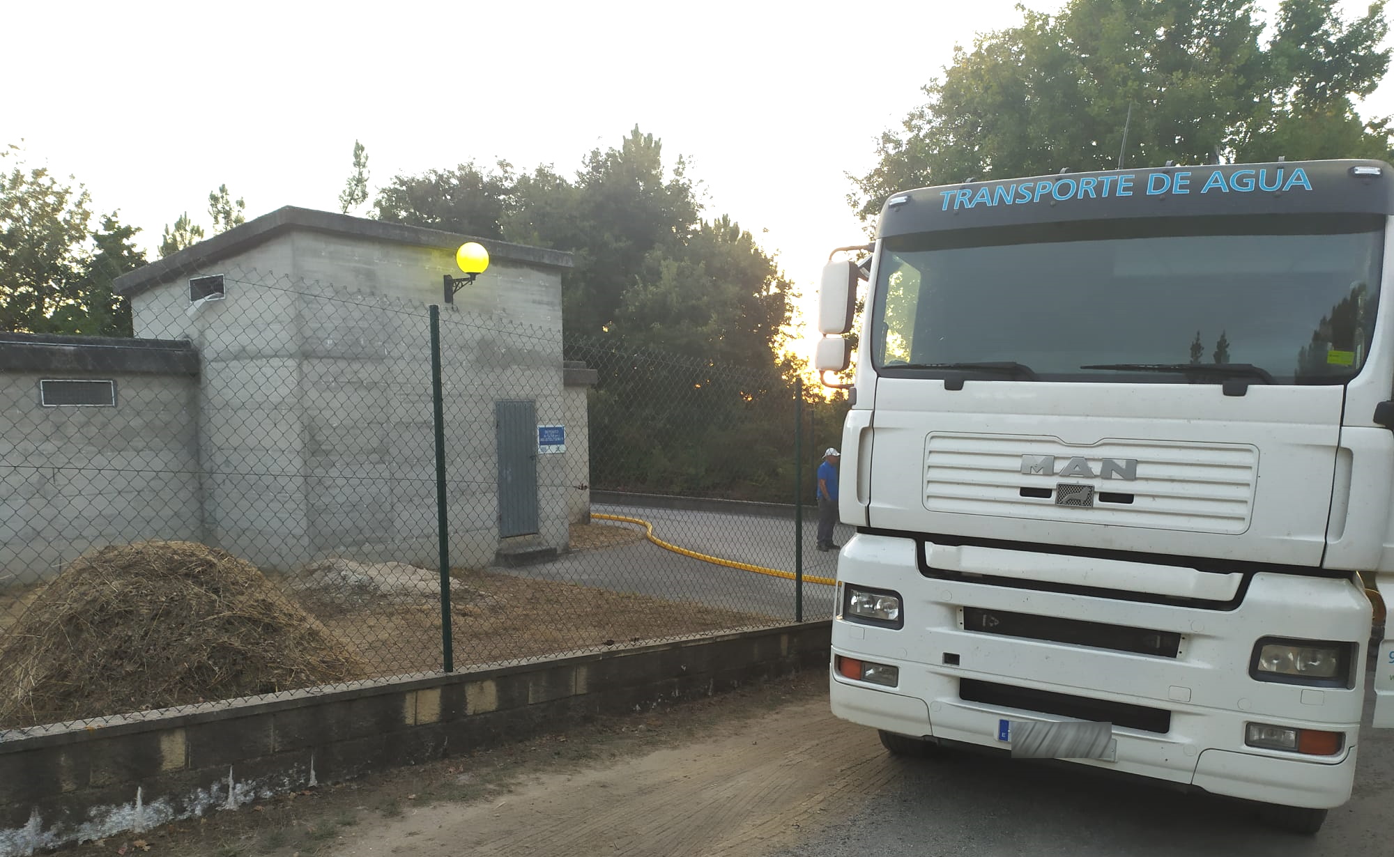 RAMIRAS. Descarga de auga no depósito de Pereira en presenza da alcaldesa o martes 8 de agosto (3)
