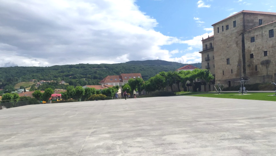 RECURSO. O monte da Casa da Neve ao fondo, coa fachada leste do Mosteiro de Celanova á dereita