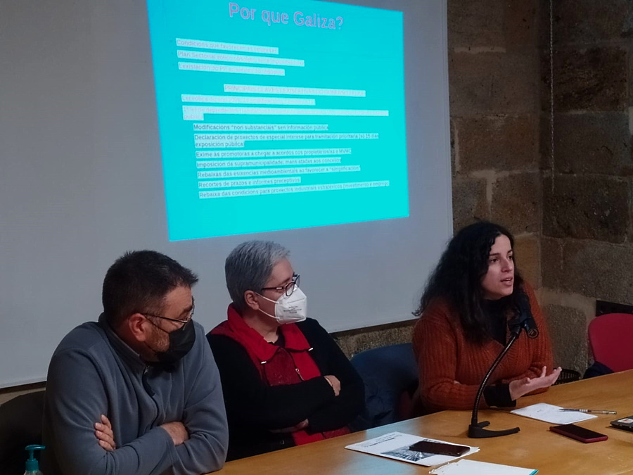 Bernardo Varela, Dores García e Noa Presas, durante a charla deste sábado en Celanova